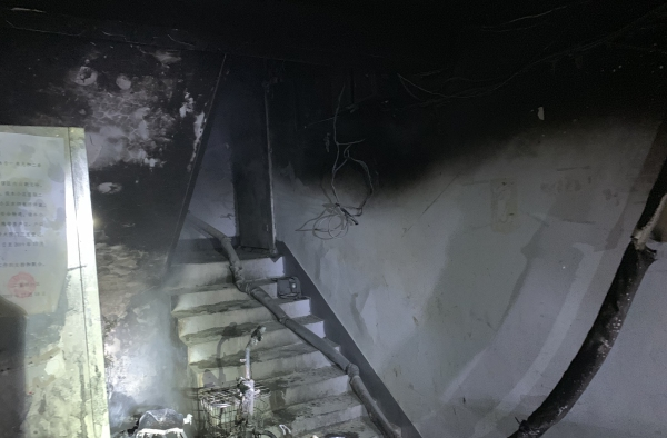 老小区深夜失火 电瓶车私拉乱接充电惹祸