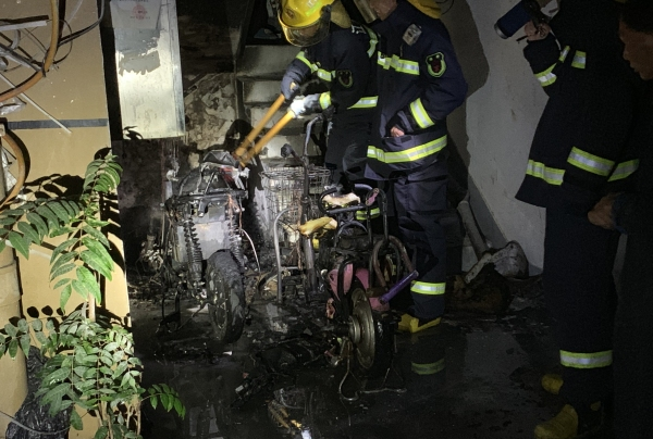 老小区深夜失火 电瓶车私拉乱接充电惹祸