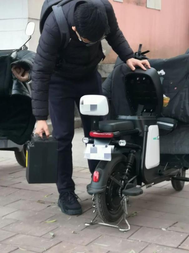 “禁止上楼”遇上“没充电桩”，咋整？