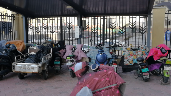 济南一小区200多户仅配9个充电桩 业主吐槽：电动车充电靠抢